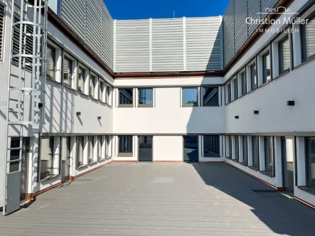 geschützte Dachterrasse - Büro/Praxis mieten in Freiburg im Breisgau - Attraktive Bürofläche mit Terrasse im Herzen von Freiburg