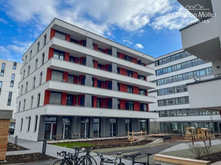 Außenansicht Gebäude - Büro/Praxis mieten in Freiburg - Repräsentative Neubau Bürofläche im Erdgeschoss mit Terrassen im Zentrum des Güterbahnhofs Freiburg