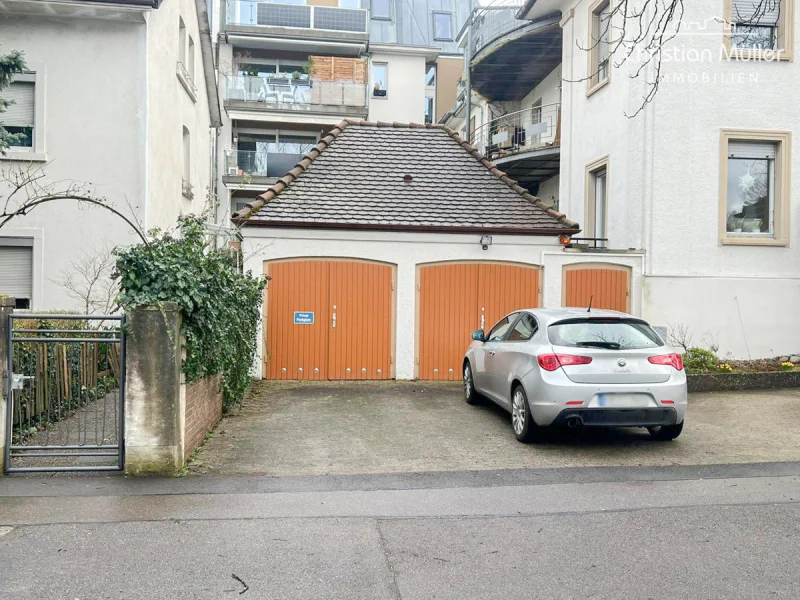 Frontal Ansicht Garagenhaus - Halle/Lager/Produktion kaufen in Freiburg im Breisgau - Freiburg-Wiehre: Garagenhaus-"Juwel" in zentraler Lage