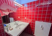 Washbecken mit großzügige Ablagefläche 