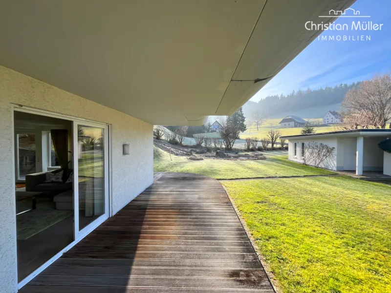 Großzügige Terrasse mit direktem Gartenzugang