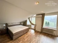 DG: Schlafzimmer mit Blick in den Garten