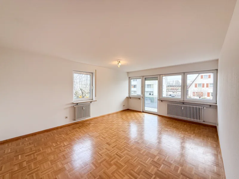 Wohnzimmer - Wohnung kaufen in Freiburg im Breisgau - Gut geschnittene 2-Zimmer-Wohnung mit Balkon und Garage in Freiburg-Haslach