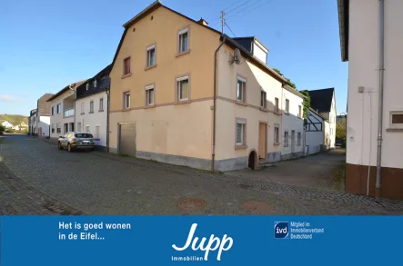 Straßenansicht  - Haus kaufen in Kesten - Massiv gebautes moseltypisches Einfamilienhaus mit Garage, Kesten