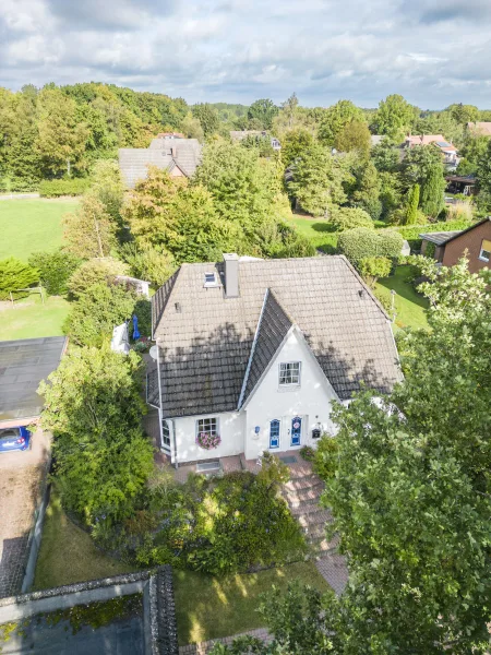 Luftbild Haus, Feld und Wald - Haus kaufen in Winsen (Luhe) - Traumhaftes Weiß-Klinker-Haus mit Friesengiebel