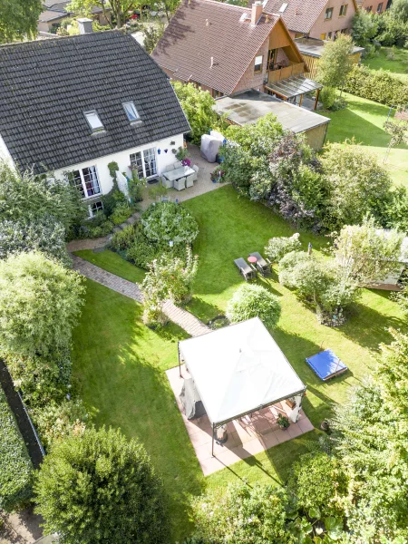 Garten mit Pavillon und Terrasse - Haus kaufen in Winsen (Luhe) - Traumhaftes Weiß-Klinker-Haus mit Friesengiebel