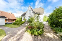 Links Garage, Mitte Zugang zum Haus und Rechts Eingang zum Büro/Homeoffice im Keller 