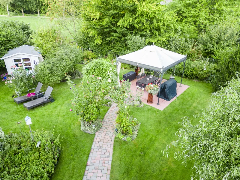 Garten mit Pavillon und Gartenhaus