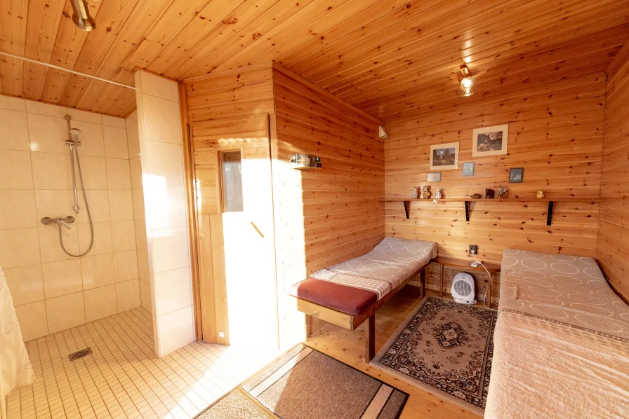 Sauna mit Dusche und Ruhebereich 
