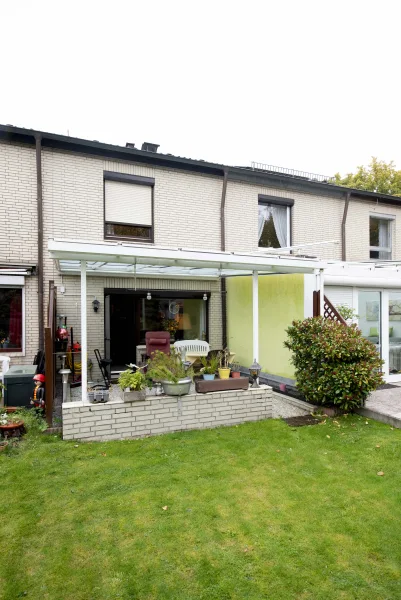 Terrasse - Haus kaufen in Hamburg - Familienidyll in Hamburg-Eidelstedt: Gepflegtes Reihenhaus mit Vollkeller, Garage und modernen Extras