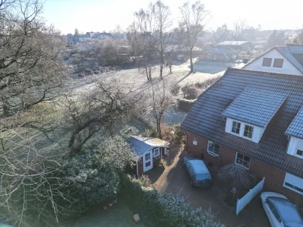 Auffahrt mit Blick Richtung Wasserschutzgebiet - Haus kaufen in Stelle - Ein Juwel mitten in Stelle