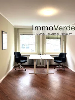 Titelbild2 - Büro/Praxis mieten in Hannover - 16 m² Co-Working-Büro für 2 Personen – inkl. Besprechungsräume & Küche