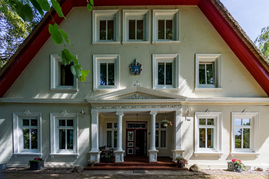 Giebelseite - Haus kaufen in Hamburg - frei lieferbar Mehrgenarationenhaus unter Reet in Billwerder