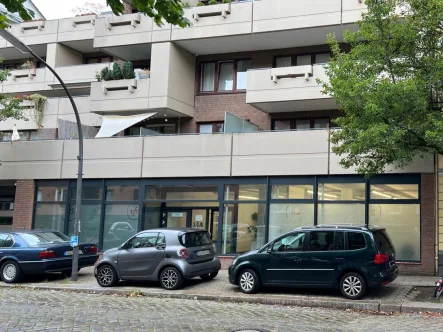 Außenansicht - Büro/Praxis mieten in Hamburg - Gewerbefläche mit großer Fensterfront in Uhlenhorst zu vermieten