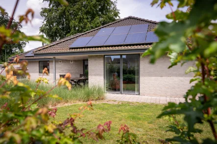 Außenansicht - Haus kaufen in Seth - rollstuhlgerechter und moderner Bungalow mit Energieklasse A+ in Seth