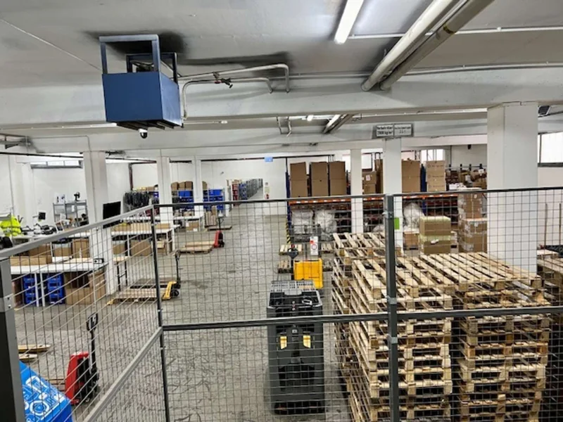 Hallen mit 2.400 m² Fläche