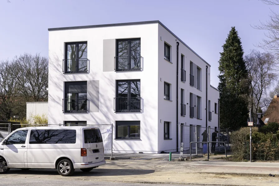 Ansicht Straße - Wohnung mieten in Hamburg - 4 Zimmer-Erdgeschosswohnung in Sasel zu vermieten, Baujahr 2022