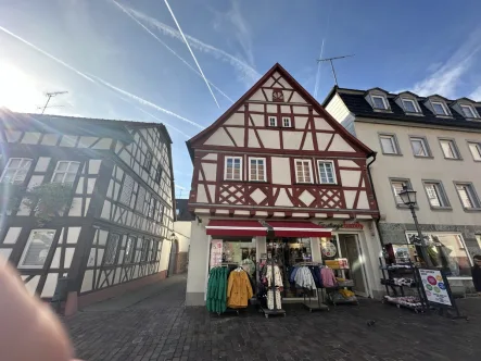 Straßenseite - Haus kaufen in Marktheidenfeld - Wohn- und Geschäftshaus im Herzen von Marktheidenfeld! Top Rendite mit min.6,5% durch Denkmalschutz!