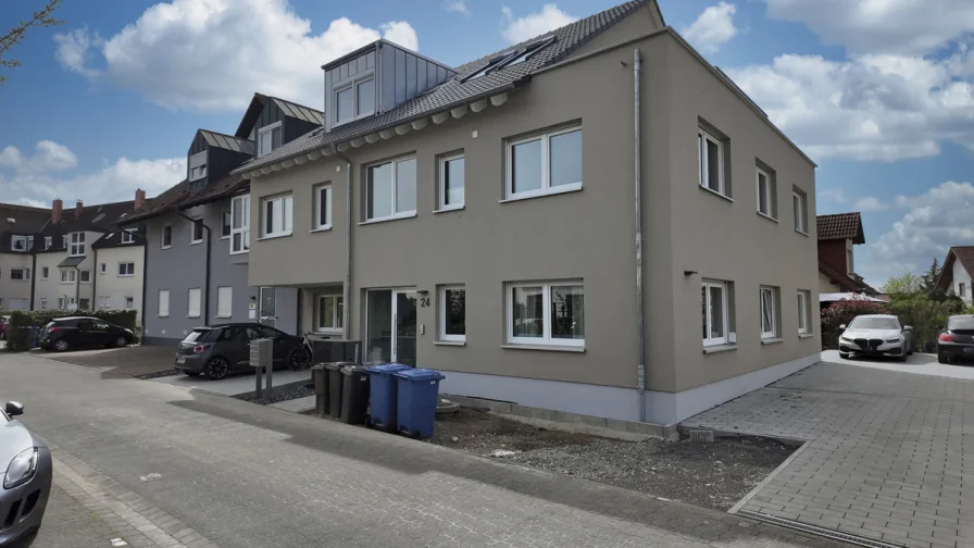 Straßenseite - Wohnung kaufen in Karlstein am Main - Moderne Wohnoase in Karlstein: Provisionsfreie 2-Zimmer-Obergeschosswohnung lädt zum Wohlfühlen ein!