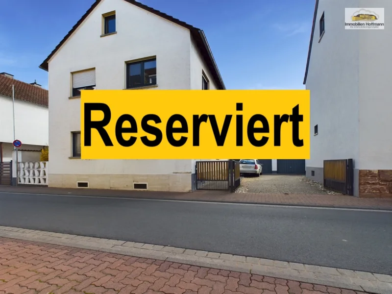 Straßenseite - Haus kaufen in Karlstein am Main - Zweifamilienhaus in Karlstein: Erweiterungspotenzial