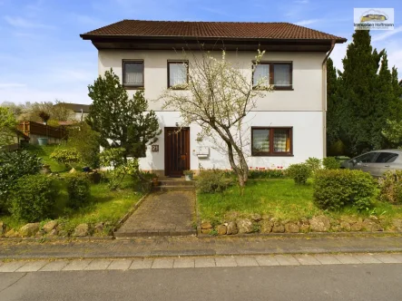 Strassenseite - Haus kaufen in Birstein - Einfamilienhaus in Birstein mit 9 Zimmern und 636 m² Grundstück