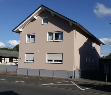 Gebäudeansicht von der Straße - Haus kaufen in Breuberg / Sandbach - Vielseitiges Zweifamilienhaus mit Einliegerwohnung, Scheune und großem Garten