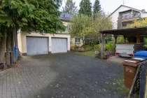 Großer Hof mit Garagen und Carport