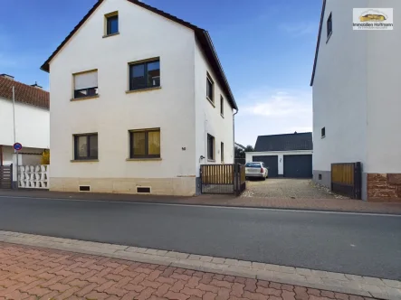 Straßenseite - Haus kaufen in Karlstein am Main - Vielseitiges Zweifamilienhaus in Karlstein mit Erweiterungsmöglichkeiten