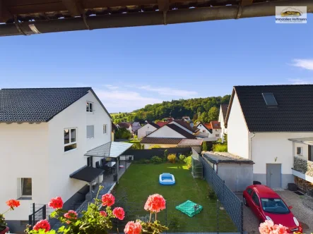 Aussicht obere Wohnung - Haus kaufen in Freigericht - Geräumiges Zweifamilienhaus mit Modernem Komfort in Freigericht