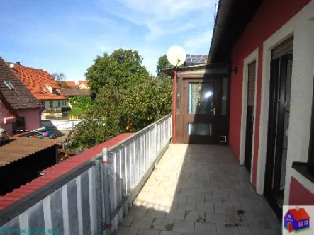 Balkon - Wohnung mieten in Beyerberg - ***WOHNEN AUF DEM LAND  IN BEYERBERG MIT BALKON, WINTERGARTEN UND EBK***