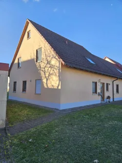 Außenansicht - Haus mieten in Burgoberbach / Neuses - ***Gepflegte Doppelhaushälfte ohne Keller***