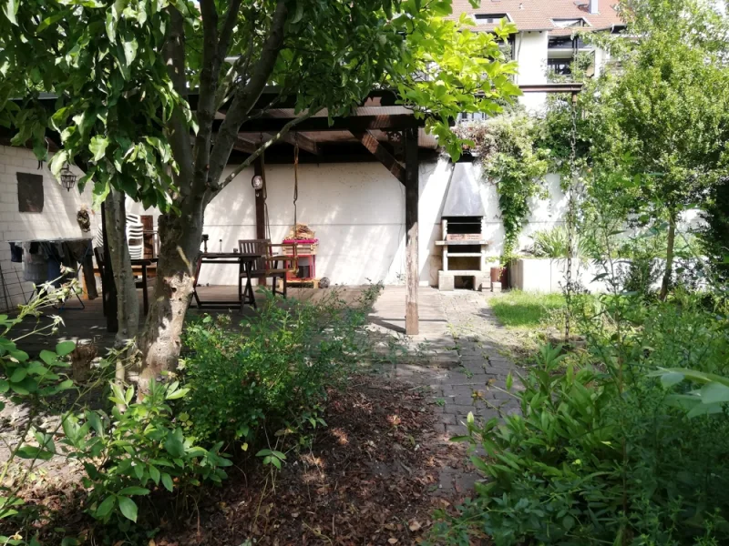 im Garten - Wohnung mieten in Ansbach - ***ZIMMER IN DER JUGENDSTILVILLA IN EINER 4ER WG***