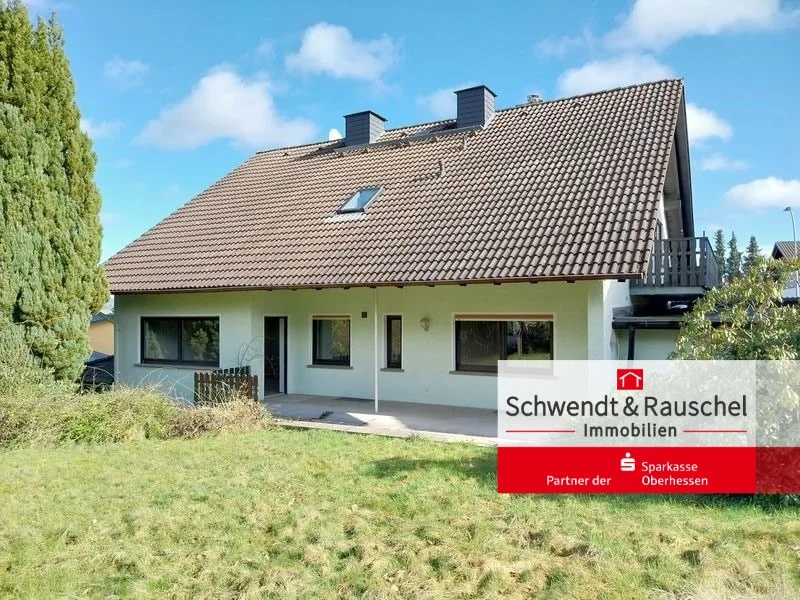 Rückansicht - Haus kaufen in Laubach - Großes Zweifamilienhaus in Laubach-Wetterfeld