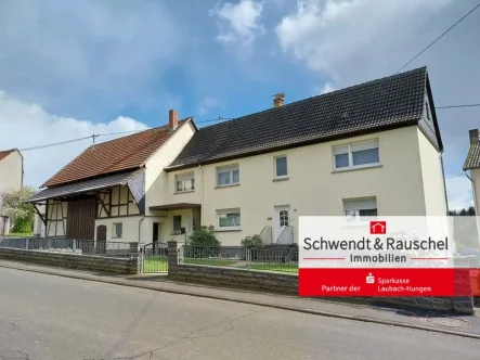 Frontansicht - Haus kaufen in Laubach - Einfamilienhaus mit Scheune in Laubach-OT