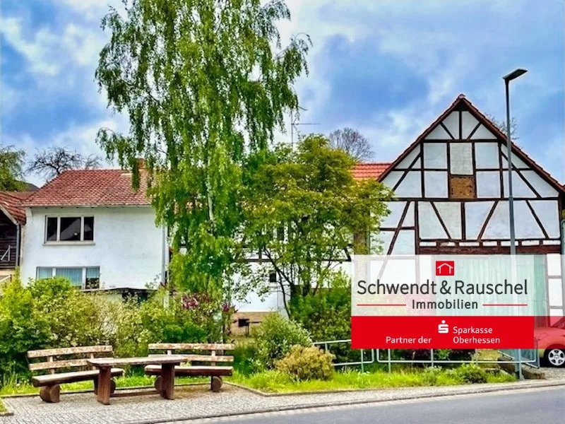 Strassenansicht - Haus kaufen in Grebenau -  Verträumtes Fachwerkhaus mit Scheune und Garagen in Grebenau - Schwarz