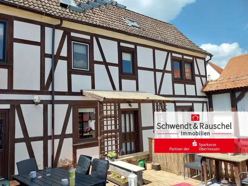 Seitenansicht - Haus kaufen in Butzbach - Einfamilienhaus mit Nebenhaus in Butzbach Hoch-Weisel