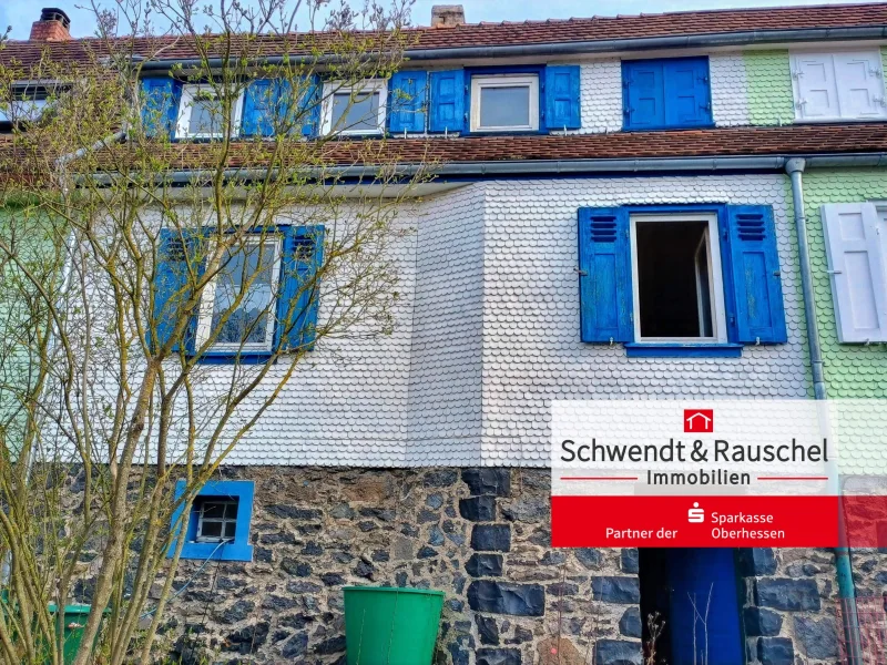 Rückseite mit Kellerausgang - Haus kaufen in Lauterbach - Reihenmittelhaus in ruhiger Lage mit Garten in Lauterbach-Blitzenrod