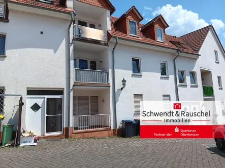 Hausfront - Wohnung kaufen in Lauterbach - 2-Zimmer Wohnung im Hochparterre im Zentrum von Lauterbach