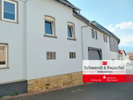 Seitenansicht - Haus kaufen in Münzenberg - Einfamilienhaus mit Halle in Münzenberg