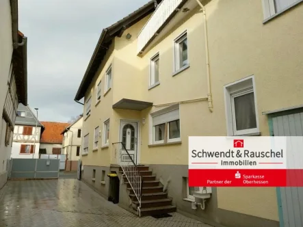 Hofansicht - Haus kaufen in Butzbach - Großes 1-/2-Familienhaus mit 2 Hallen in Butzbach-Pohlgöns