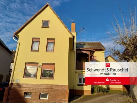 Frontansicht - Haus kaufen in Wölfersheim - Einfamilienhaus mit viel Nebengebäuden in Wölfersheim-Berstadt