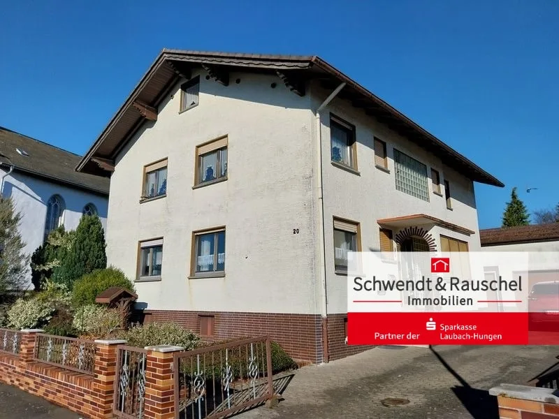 Frontansicht - Haus kaufen in Laubach - 2-Familienhaus mit großem Grundstück in Laubach-Röthges