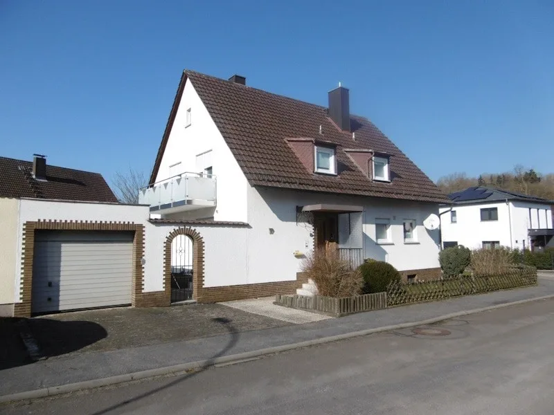 Ansicht mit Garage