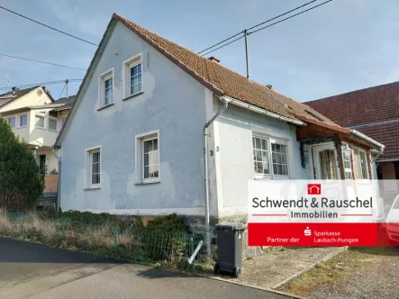 Frontansicht - Haus kaufen in Laubach - Einfamilienhaus mit Werkstatt in Laubach-Altenhain