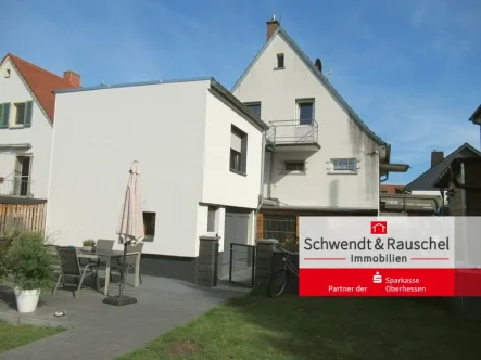 Rückansicht - Haus kaufen in Echzell - Modernisiertes Einfamilienhaus mit großem Garten in Echzell