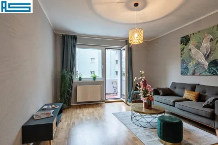 Gemütliches Wohnzimmer mit Zugang zum Balkon... - Wohnung kaufen in Berlin - Gemütlich und kompakt - bezugsfreie Wohnung in der Nähe der Spree