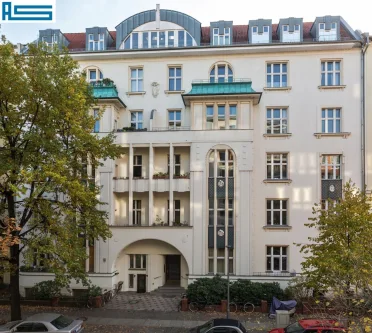 Fassade - Wohnung kaufen in Berlin - Vermietete Zweizimmerdachgeschosswohnung in schönem Jugendstil-Altbau unweit Olivaer Platz