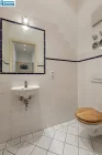 Badezimmer mit eingefasstem Spiegel