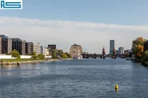 Blick entlang der Spree mit East Side Gallery (links) und Oberbaumbrücke