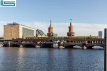 Die Oberbaumbrücke mit Spreespeicher dahinter